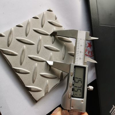 স্টেইনলেস 304 ভাস্ট্র্যাপ চেকার্ড প্লেট 5 মিমি অ্যাস্টেম এ 793 রোলড ফ্লোর প্লেট